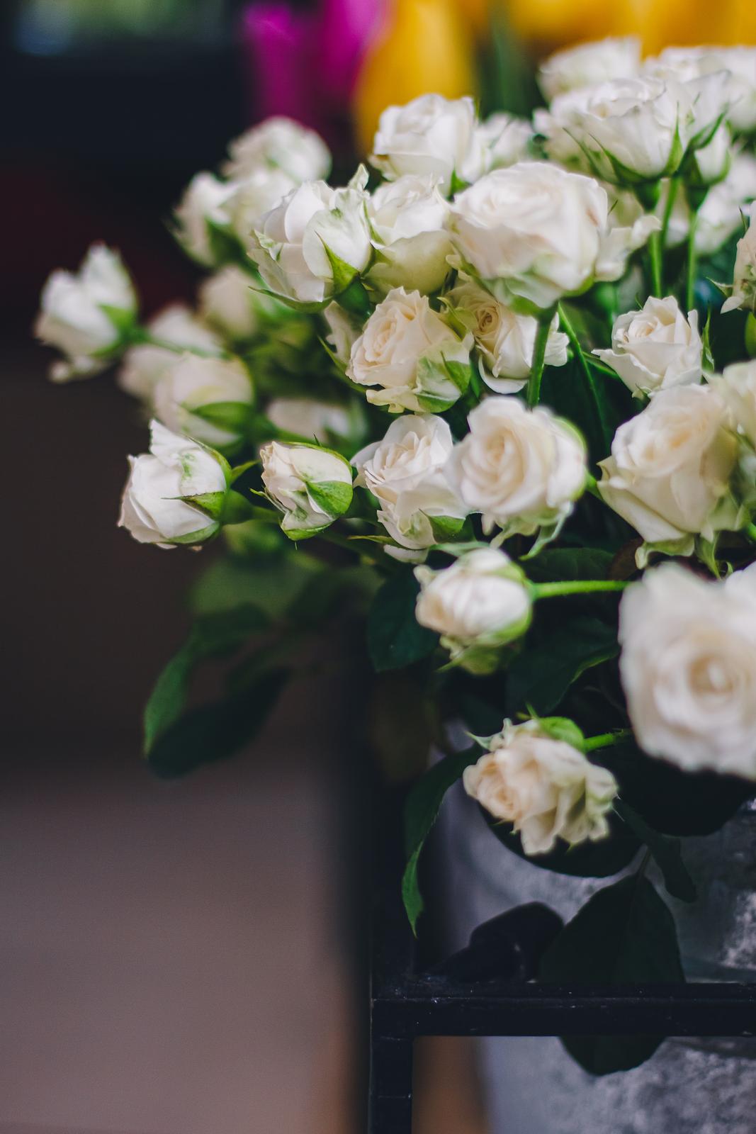 Jakie kwiaty wybrać na pogrzeb młodej osoby?